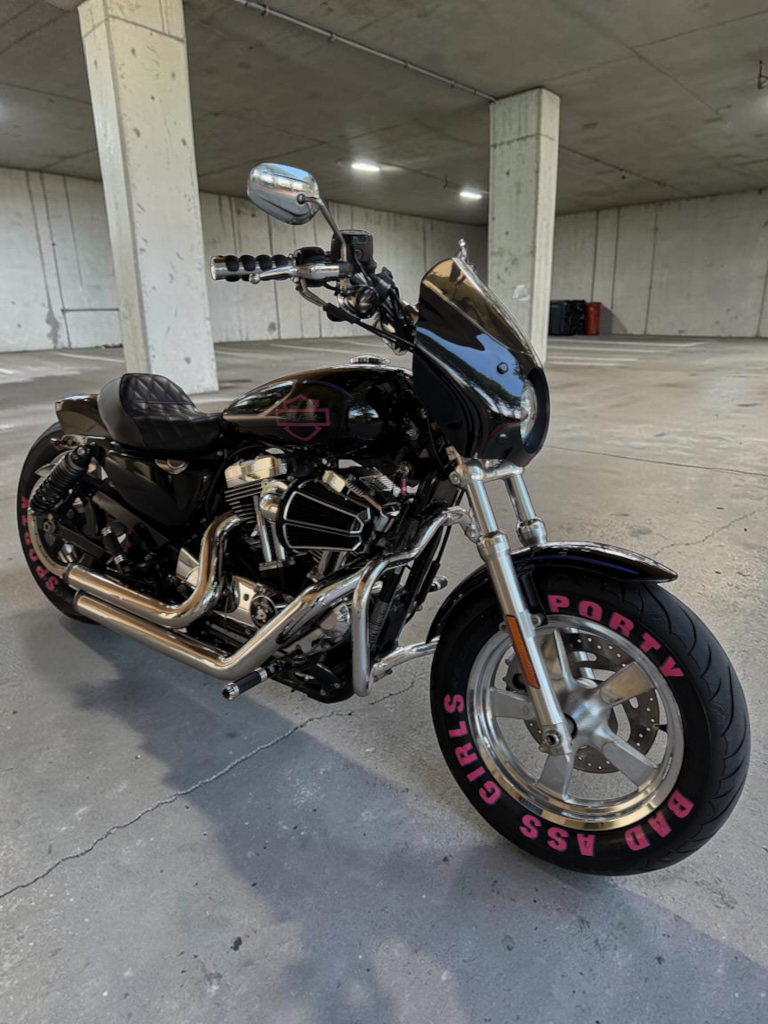 Harley Davidson Sportster XL1200 Low | King of Bobbers No. XIV - Badass Girls