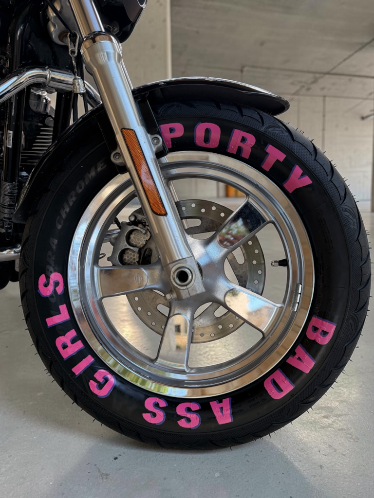 Harley Davidson Sportster XL1200 Low | King of Bobbers No. XIV - Badass Girls